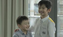 Hai cậu nhóc nhà Trương Bá Chi cười đùa "thả ga"