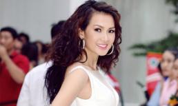 Anh Thư khoe khéo vòng một căng đầy với "cây" trắng