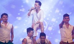 Mr. Đàm mặc short lên sân khấu