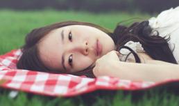 Ai đang ở trên giường anh vậy?