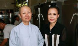 Việt Hương dùng tiền phúng điếu mẹ đi làm từ thiện