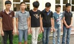 Đem bạn gái ra đồng “chiêu đãi” nhóm trai làng cuồng dâm