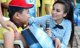 Hoa hậu Diễm Hương rạng ngời làm từ thiện