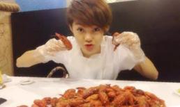 Sao ăn gì hôm nay (P49): Minh Hằng tạo dáng đáng yêu trước khi 'ghiền' hải sản