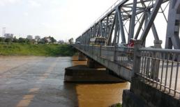 Nỗi đau 2 người con khi mẹ bị bố ném xuống sông