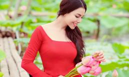 Trà Ngọc Hằng bất ngờ kín đáo với áo dài đỏ giữa hồ sen