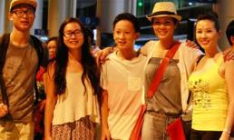 Hoa hậu Kiều Khanh đưa ba con trở về nước