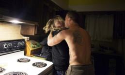 Cuộc sống bị bạo hành đau đớn của bà mẹ trẻ qua ảnh