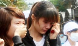 Hàng trăm người khóc tiễn đưa nữ sinh viên bị nước cuốn