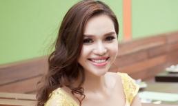 Hoa hậu vào bếp vẫn tranh thủ khoe đường cong