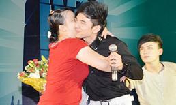 Đan Trường được fan nữ ôm hôn sau scandal