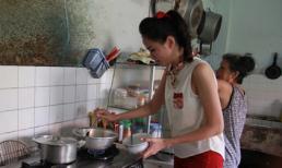 Diễm Hương nhiệt tình nấu ăn cho các nghệ sĩ tiền bối