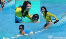 Mẹ con Trương Bá Chi "quậy tung trời" ở hồ bơi