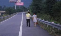 Chồng ngoại tình, vợ mang tiền ra đường cao tốc 'rải'