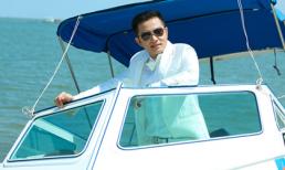 Thái sư "Trần Thủ Độ" lịch lãm với vest trắng trên canô