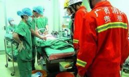 Bác sĩ bó tay, bé trai đeo vòng bi vào “cậu nhỏ” gọi cứu hỏa