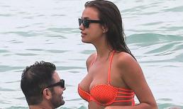 Irina Shayk 'đốt cháy' bãi biển Miami