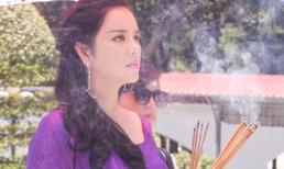 Lý Nhã Kỳ thắp hương tưởng nhớ liệt sỹ tại Ngã ba Đồng Lộc