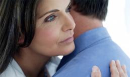 Bí mật về "phi công trẻ" của mẹ chồng