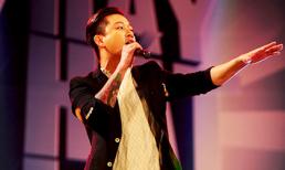 Tuấn Hưng đốt nóng sân vận động bằng các bản hit