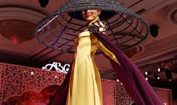 Phan Như Thảo đội nón lá 15 ký trên sàn diễn