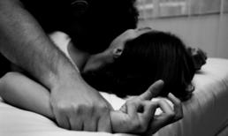 Đưa bạn gái đi cấp cứu, rẽ vào nhà nghỉ hiếp dâm