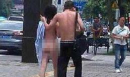 Đôi nam nữ trần truồng đứng giữa đường “đấu khẩu”