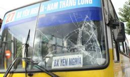 Nam thanh niên lao đầu vào xe buýt, văng xa 10m để tự tử