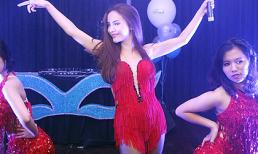 Yến Trang diện váy nổi bật ở Hà Nội