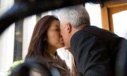 Mẹ chồng tình tứ với nhân tình trước mặt con dâu