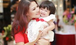 Trần Thị Quỳnh đầm đỏ rực tươi tắn cùng con gái dự sự kiện