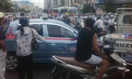 Lái taxi hất cảnh sát lên nắp ca pô đi dọc phố Hà Nội