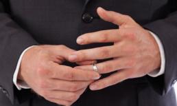 Có vợ, anh vẫn tháo nhẫn cưới khi gặp người yêu cũ