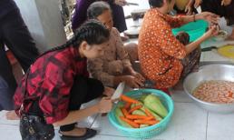 Trương Thị May xuống bếp nấu ăn cho người nghèo