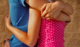 Bé gái rình cha mẹ đi vắng là rước trai về nhà làm “chuyện người lớn”