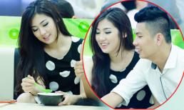 Á hậu Tú Anh thân mật với "trai lạ" tại trung tâm thương mại