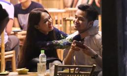 Hương Giang Idol chăm sóc bạn trai ở quán vỉa hè