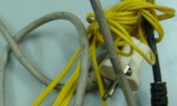 Chồng rình vợ tắm, dí điện vào cổ mưu sát