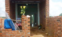 Nghịch tử đóng đinh vào chân mẹ rồi mới giết!