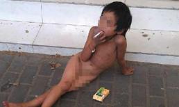 Bố bắt con gái 6 tuổi trần truồng, hút thuốc lá xin ăn