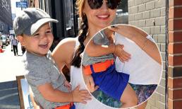 Flynn vừa cười toe toét vừa tranh thủ... sờ ti mẹ