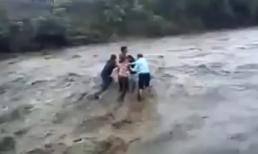 Kinh hoàng cảnh 5 người bị cuốn trôi trong dòng thác dữ