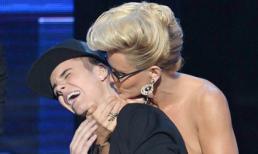 Khi sao bị 'cưỡng hôn'