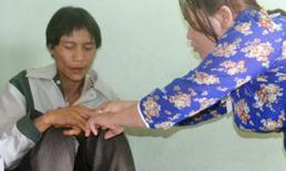 Nắm tay phụ nữ, "người rừng" căng thẳng