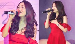 Bảo Anh buông lơi vai trần