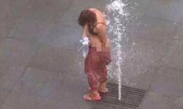 Choáng với người phụ nữ vạch đồ tắm giữa đường