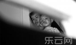 Xót xa bé gái 1 tuổi bị mẹ ruột đâm nát mặt