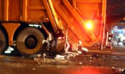 Đứt lìa đầu vì tông vào xe rác