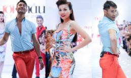 Adam Williams "lướt" catwalk nóng bỏng hơn cả Thanh Hằng