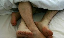 Làm "chuyện ấy" với người lạ vì cứ tưởng chồng mình